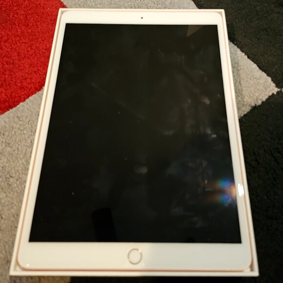 IPad Tablet - Picture 4 of 6